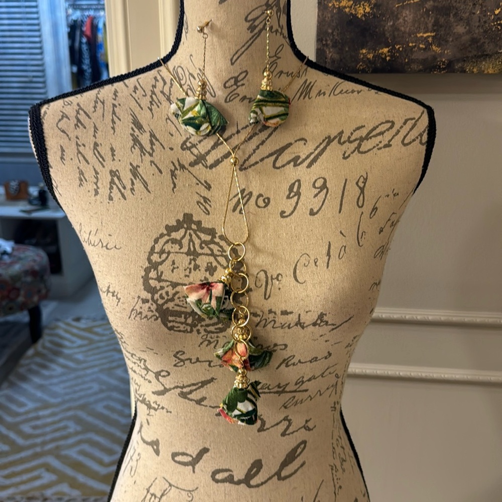 Beautiful New York and Company necklace with the earrings the price for booth